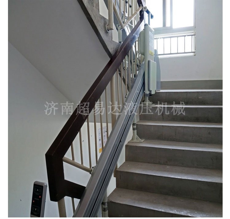 分段式斜掛升降機